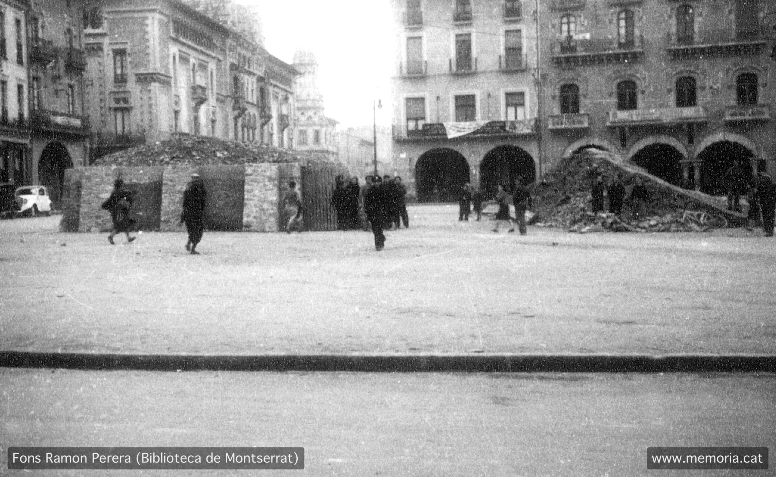 Vic. Octubre 1938. Plaça Major. Simulacre d’alarma de bombardeig al refugi número 3. (Cartera: 19 Foto: 492).