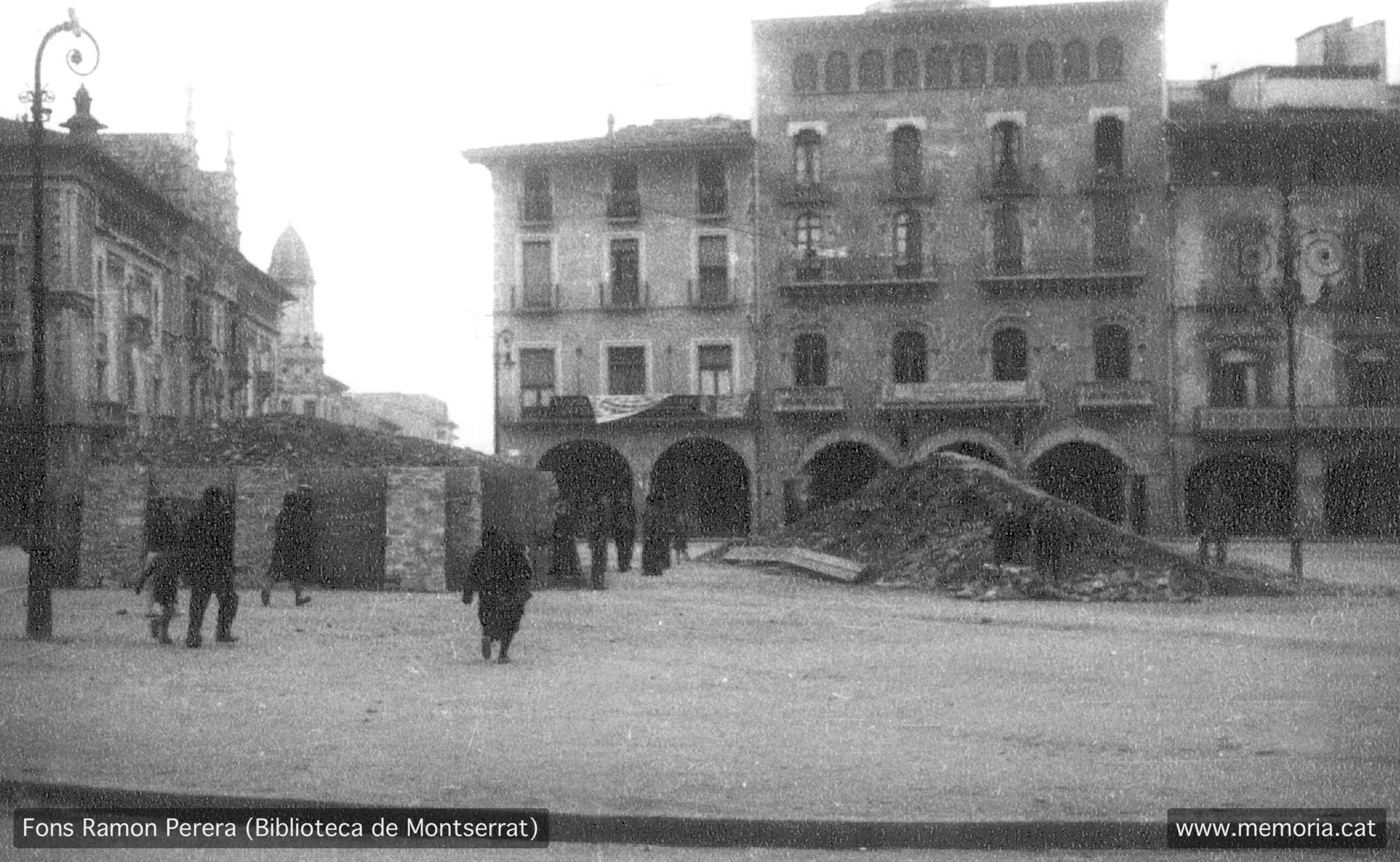 Vic. Octubre 1938. Plaça Major. Simulacre d’alarma de bombardeig al refugi número 3. (Cartera: 19 Foto: 491)