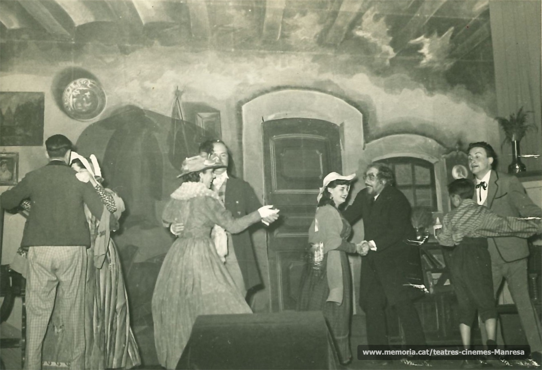 "El Anticuario", ballant al mig Paquita Blanch i Joan Torrens Tatjer, a la dreta Salvador Soler. (1954)