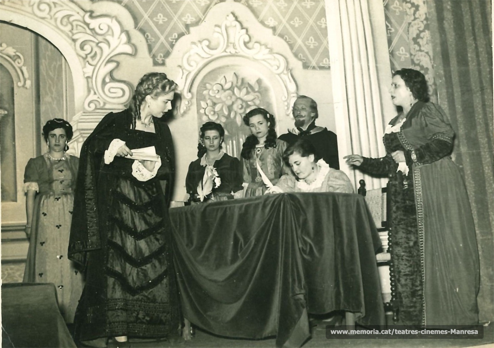 "Locura de Amor" D'esquerra a dreta: Etelvira Piera, Mª Matilde Almendros, ?; Dolors Camprubí, i la Paquita Blanch (que escriu) i Crispina Gros (1954)