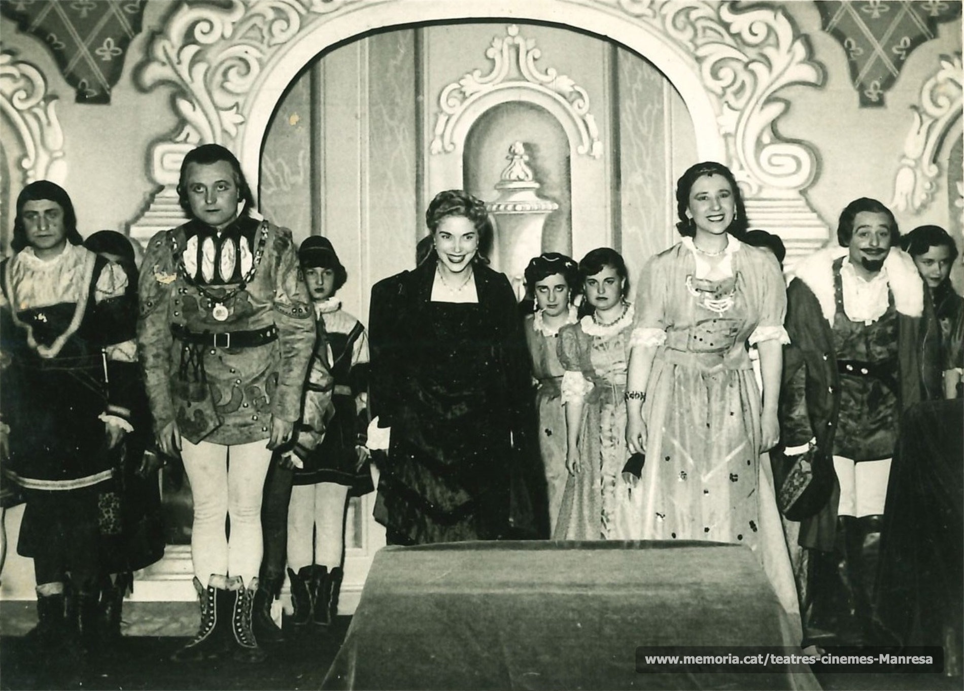 " Locura de Amor" amb Mª Matilde Almendros (amb vestit negre) i a la dreta Dolors Camprubí. (1954)