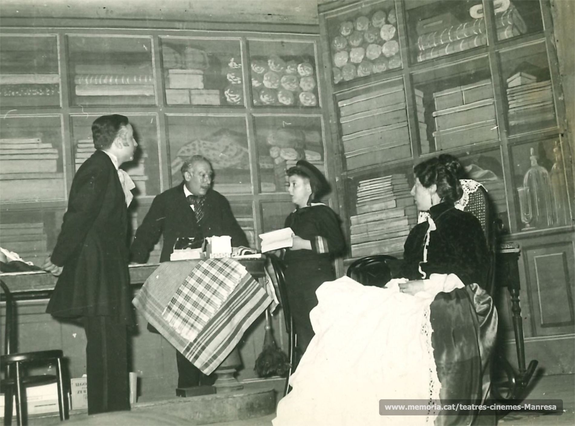En Salvador Soler, Josep Canal, el nen Joan Torrens Vila i Lola Ciuró a "L'auca del Sr Esteve" (1958).