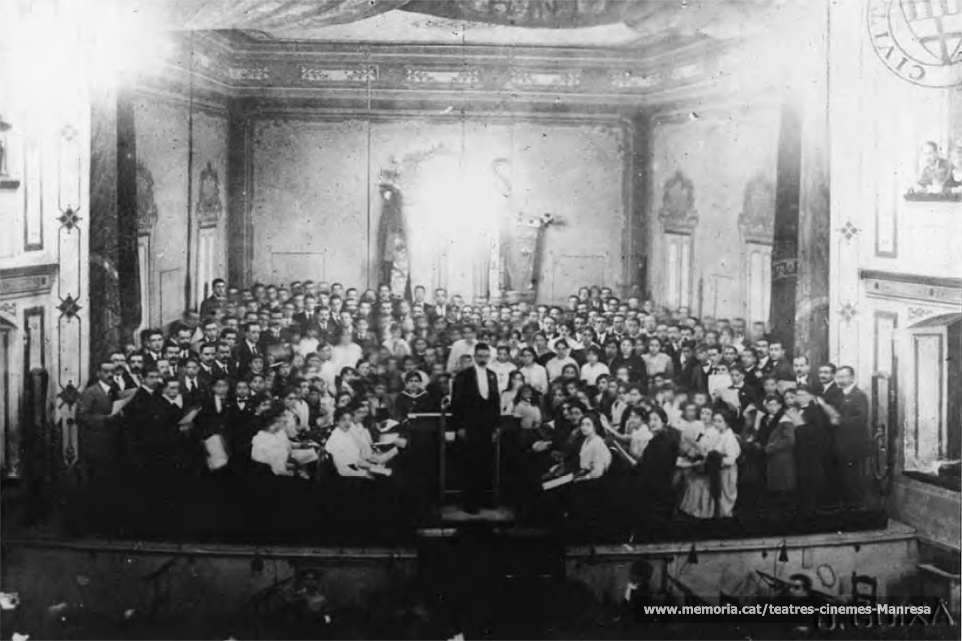 L'orfeó de Sabadell, dirigit per Josep Planas i Argemí, va actuar convidat per l'Orfeó. A l'escenari més de 300 cantaires (06-12_1916)