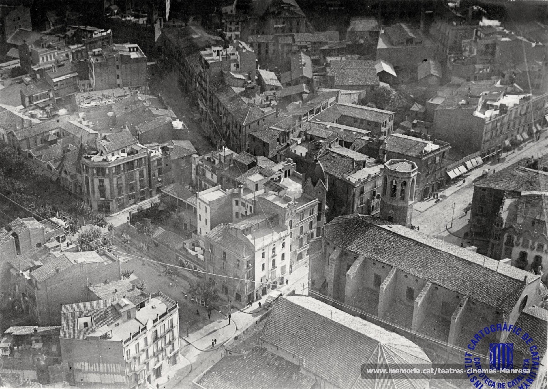 Visió aèrea de Sant Domènec amb el teatre i l'església gòtica de Sant Pere (1929)