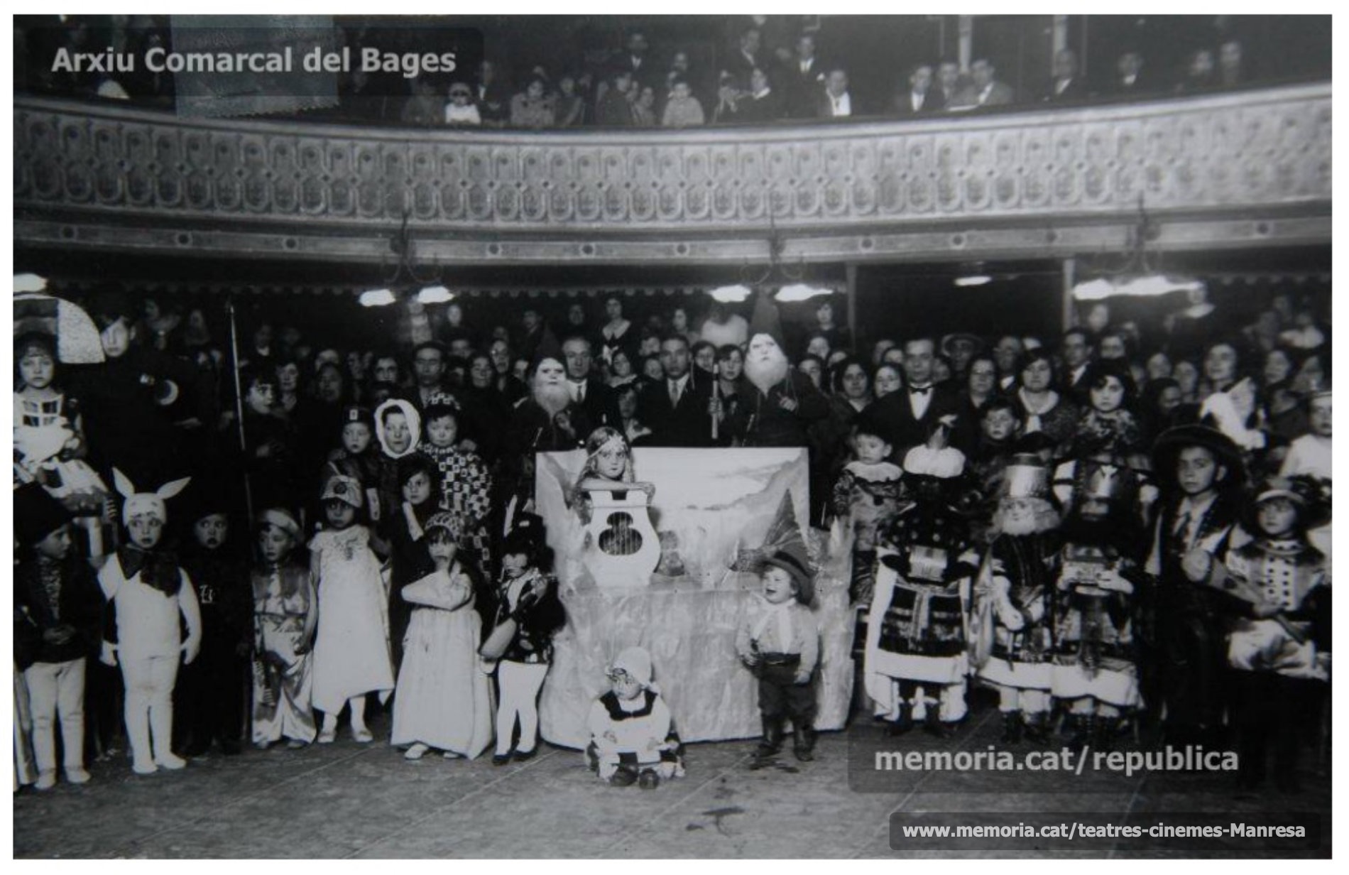 Concurs de disfresses infantils per carnestoltes, organitzat per l'Associació de dependents de Comerç i Indústria. (anys 30)