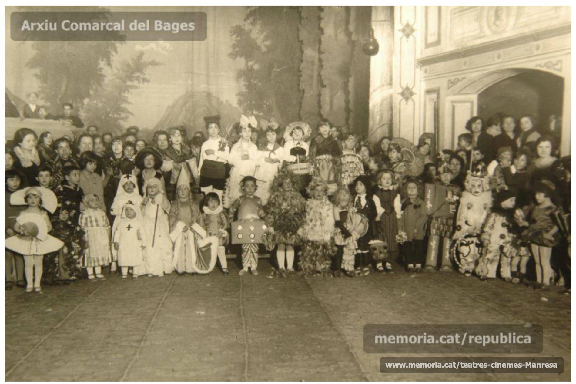 Concurs de disfresses infantils per carnestoltes a lescenari. (Anys 30)
