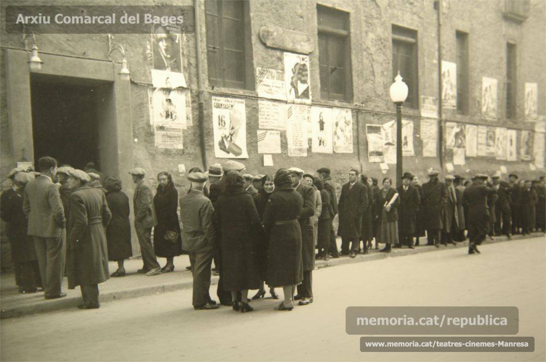 Carrer Jaume I , anant a votar en una jornada electoral(1936)