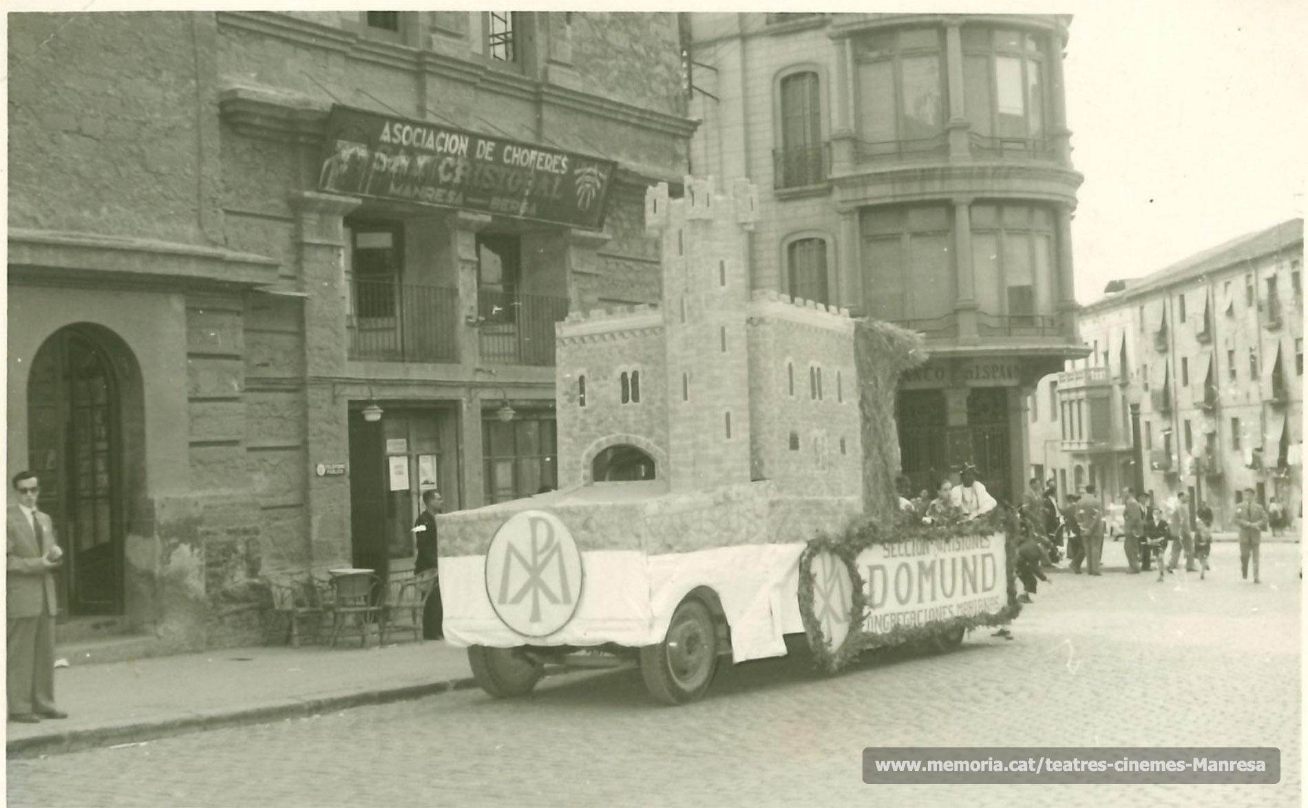 Veiem el local de l'associació de "xofers de Sant Cristobal". La carrossa amb l'anagrama de les Congregacions Marianes (1950)