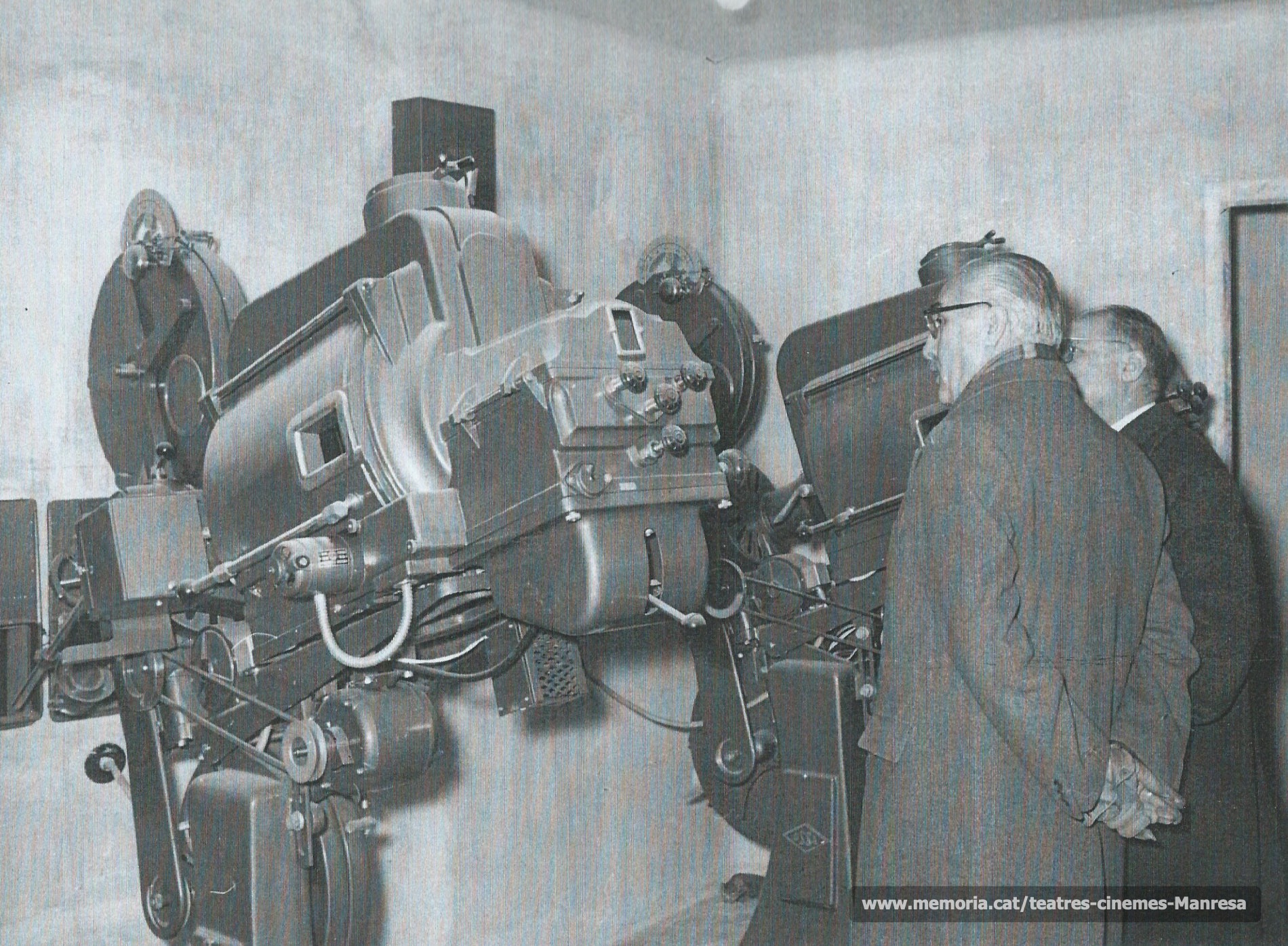 L'alcalde Joan Moll i Vall-davant- i en Mariano Padró amb els nous projectors de cinema.(1961)