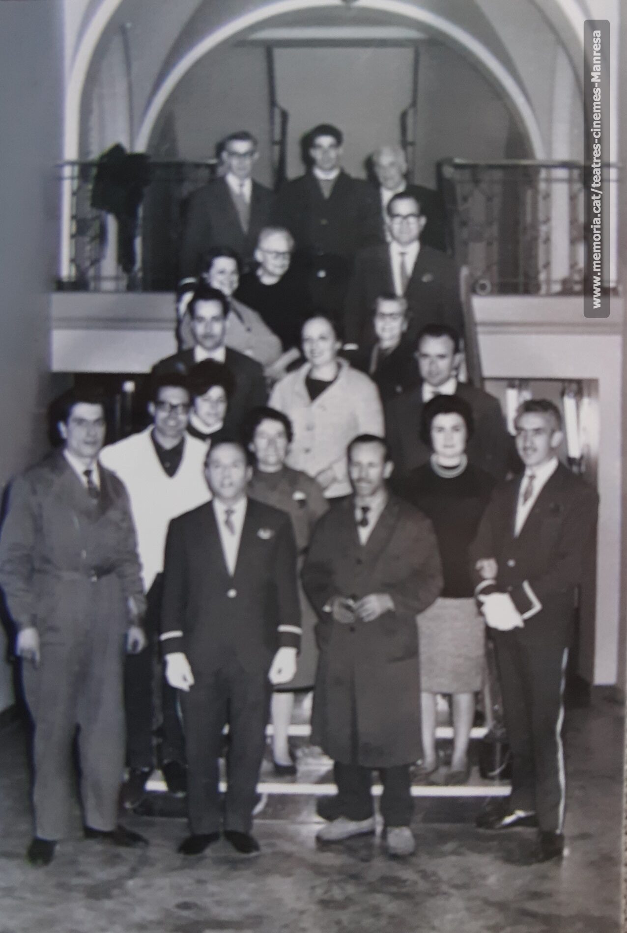 Treballadors del teatre. L'Alfons Rubio amb guardapols a l'esquerra. La senyora Angeleta que vivia a la cuarta planta del teatre (1968)