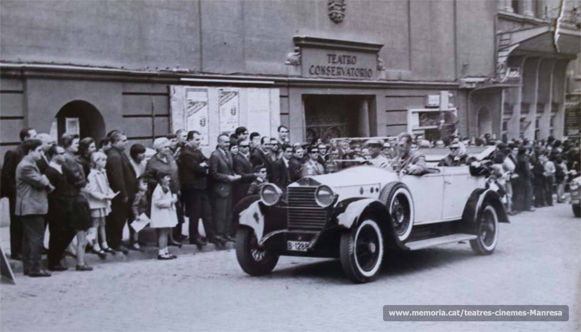 Desfilada de cotxes d'època, davant del teatre (1976)