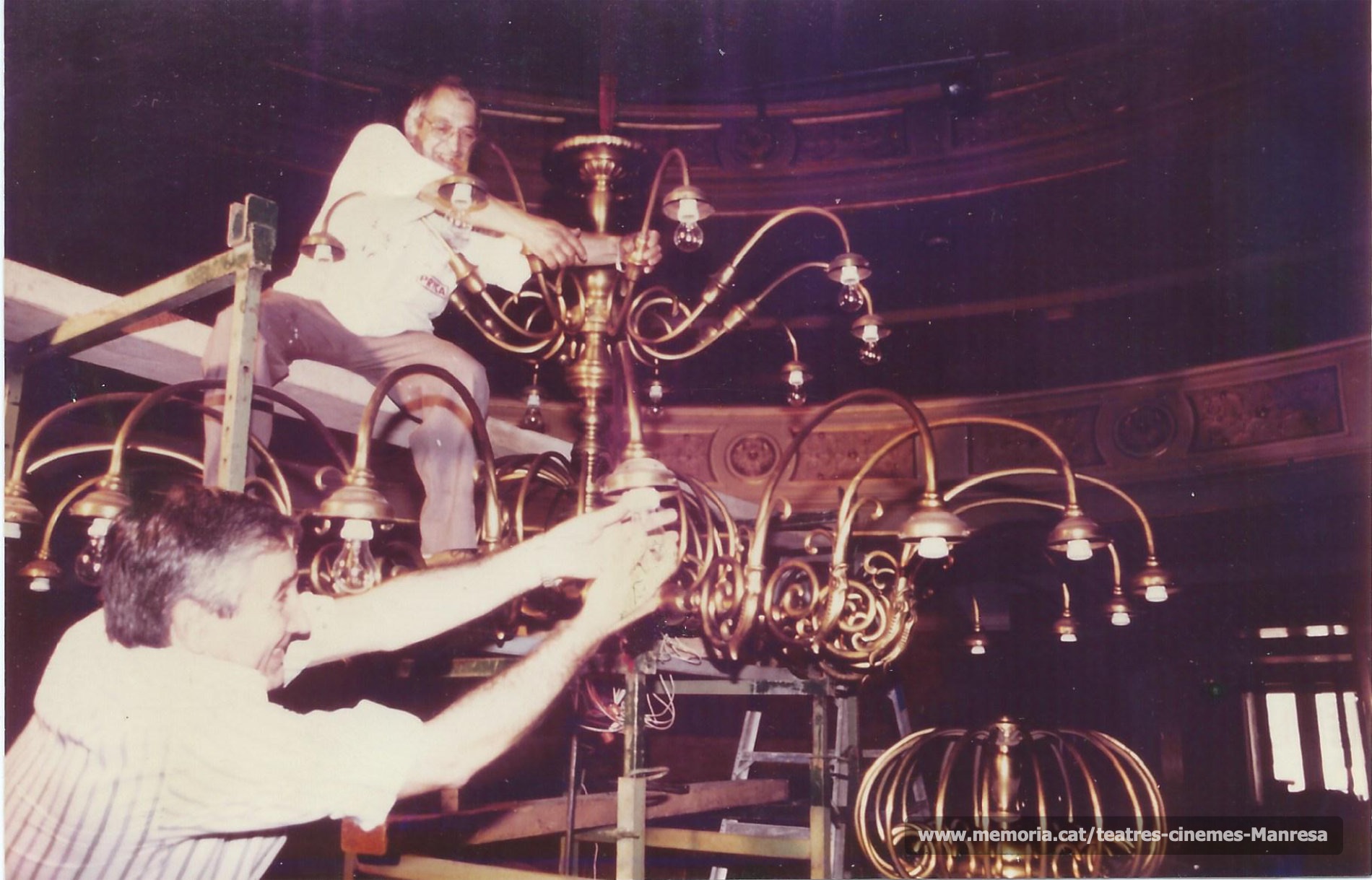 L'Eugeni Vall i en Faustí Fígols fent el canvi de bombetes de l'aranya (1997)