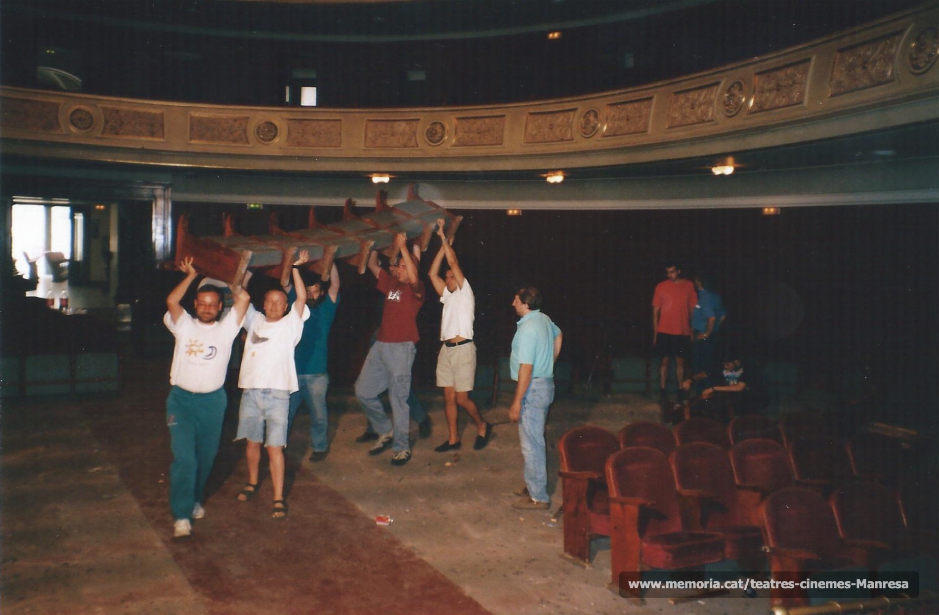 En Joan Closas, Jordi Costa, Joan Morros...traient les velles butaques i Toni Cantalejo mirant-s'ho. (1998)