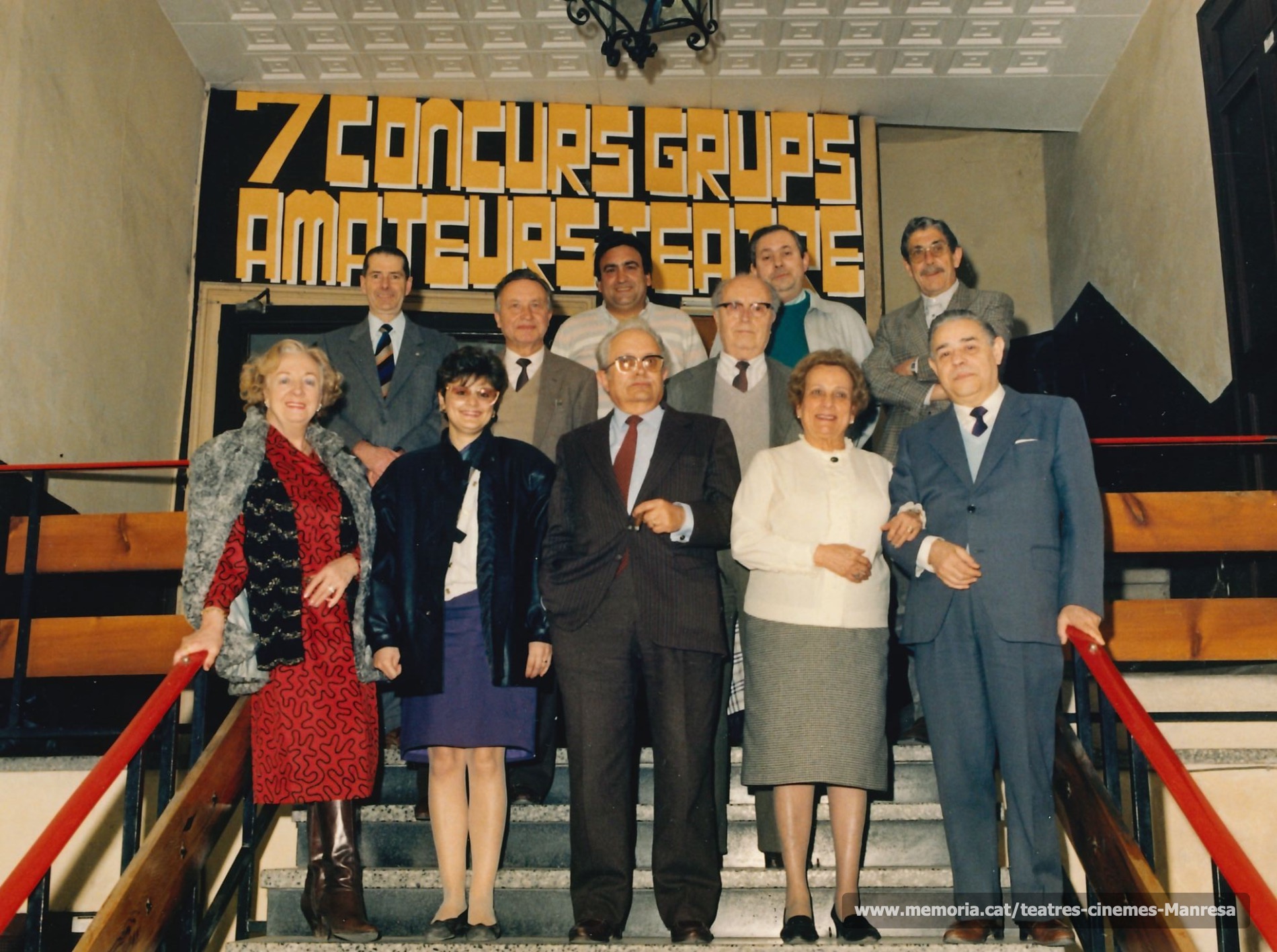 El jurat de la setena edició del concurs de Teatre amateur. Hi veiem d'esquerra adreta: Maria Bruguera, MªJesús Isart, Xavier Francàs, Crispina Gros, Angel Tulleuda,. A darrera: Gabriel Mora Arana, Salvador Soler, Rossend Mata, Martí Camprubí, Càndid Prat, i Joan Torrens. (1987)