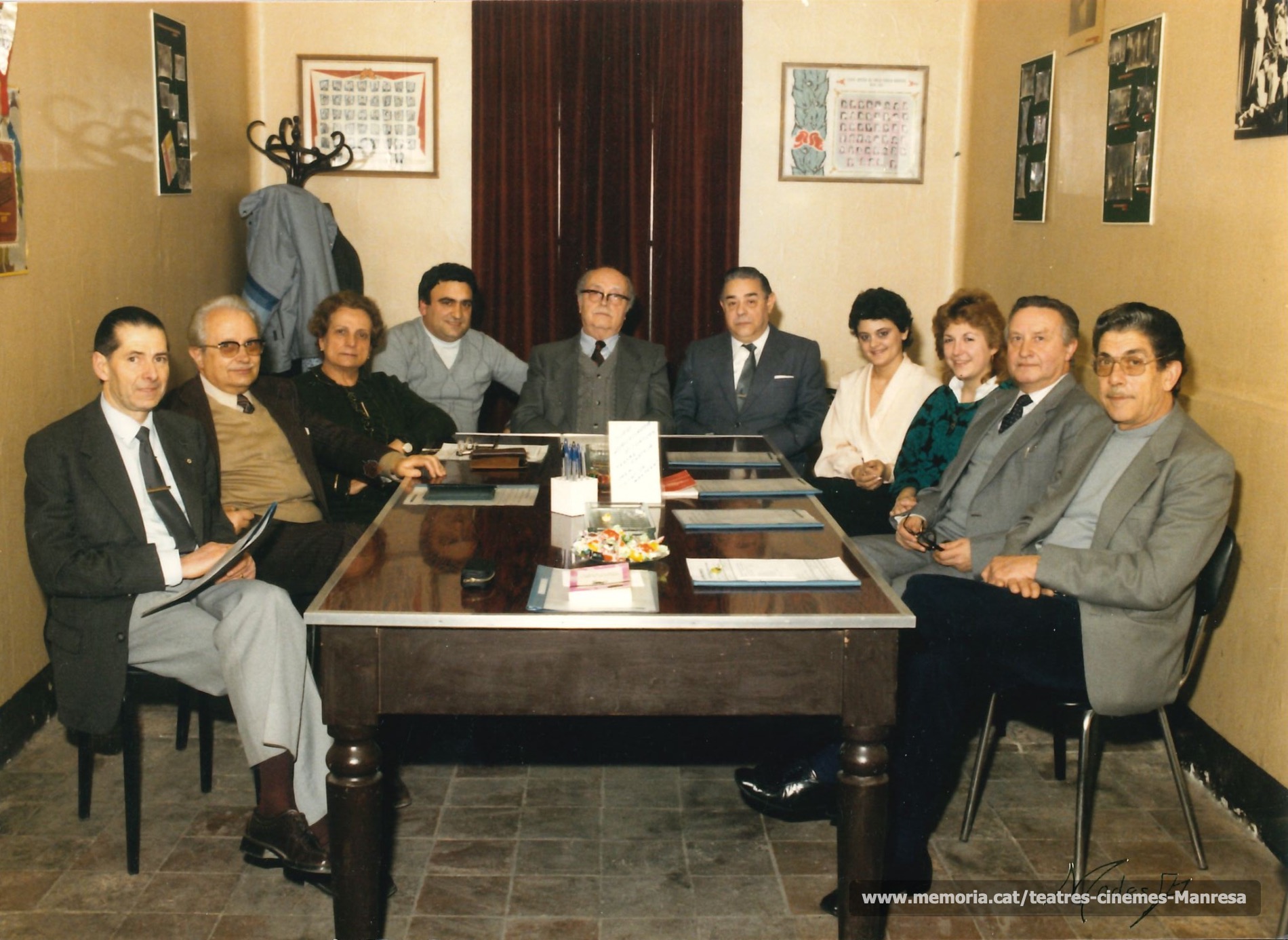 El jurat del 8è concurs de Teatre amateur. Hi veiem d'esquerra a dreta: Gabriel Mora i Arana, Xavier Francàs, Crispina Gros, Rossend Mata, Martí Camprubí, Àngel Tulleuda, MªJesús Isart, Carme Cot, Salvador Soler i Joan Torrens. (1989)