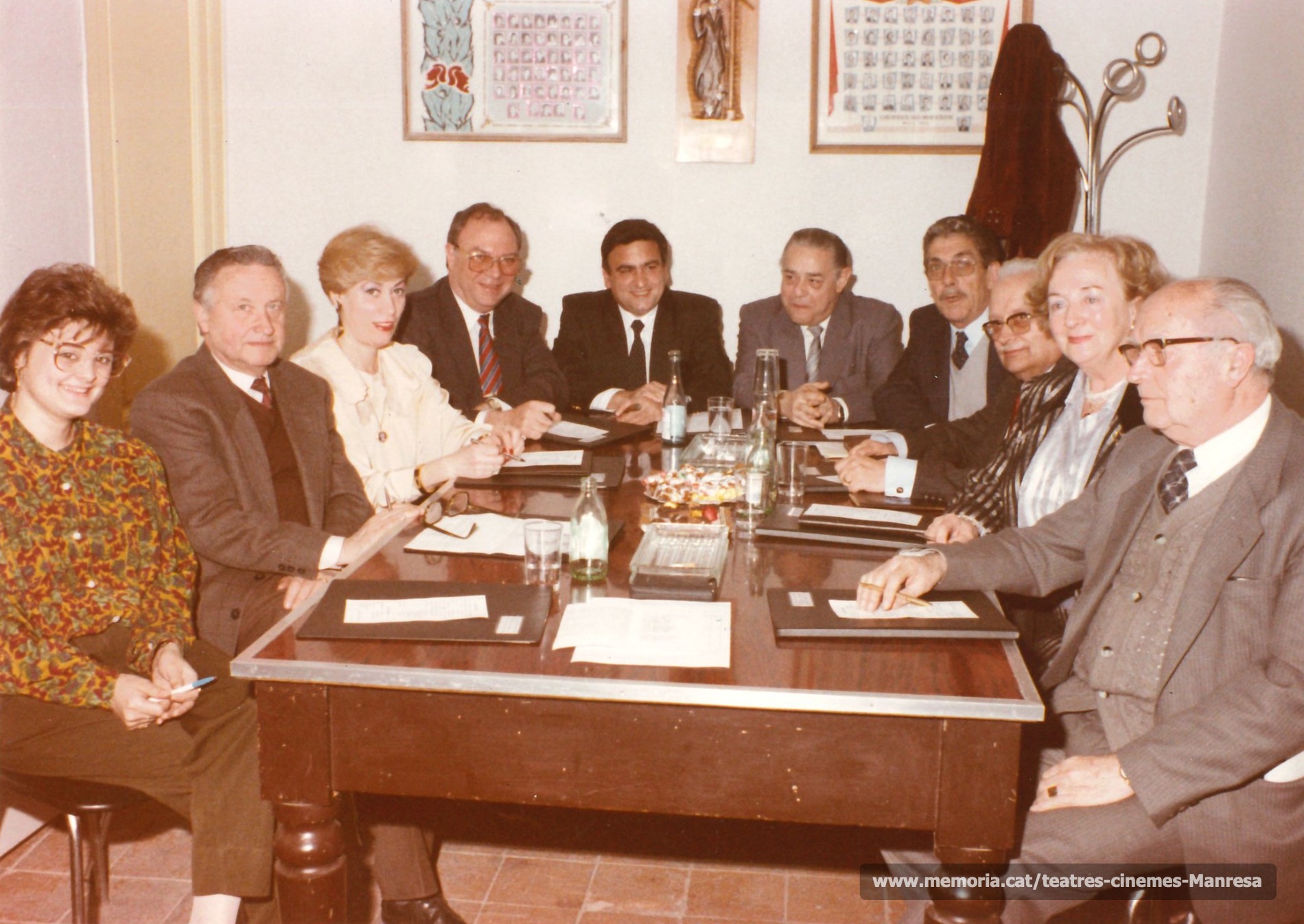 El jurat del 9è concurs de Teatre amateur. Hi veiem d'esquerra a dreta: MªJesús Isart, Salvador Soler Maria, Joan Cot, Rossend Mata, Àngel Tulleuda, Joan Torrens, Xavier Francàs, Crispina Gros, i Martí Camprubí. (1991)