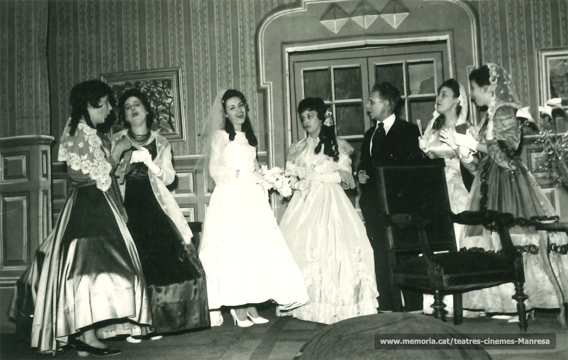 "Marieta Cistellera?" amb (?), (?), Mª Dolors Camprubí, Rosa Vila, (?), Etelvina Piera, (?). (1957)