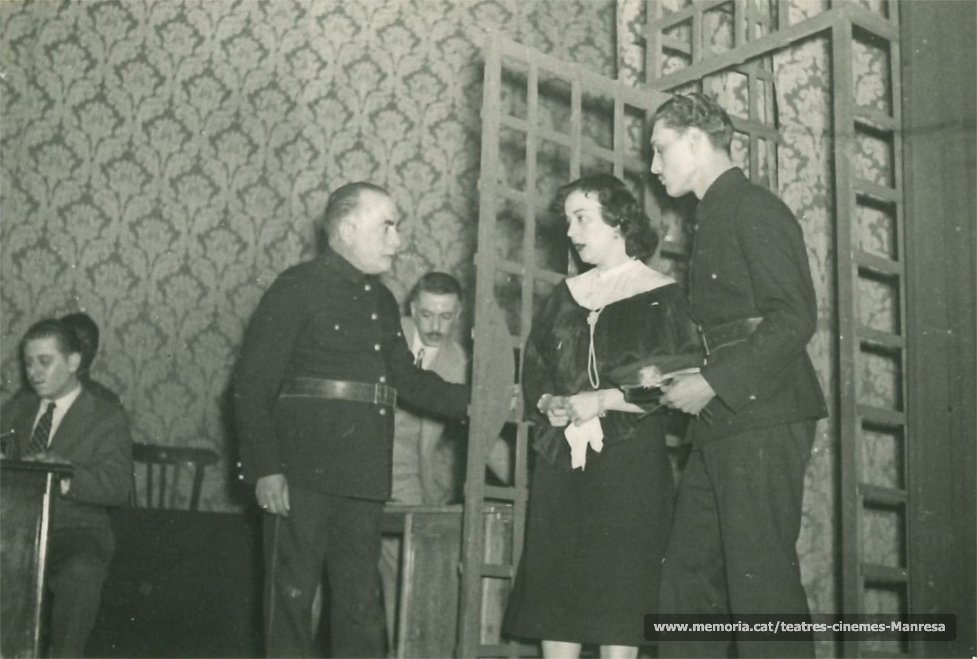 "El procés de Mari Dugan" amb Rosa Vila , Enric Tatjé (darrera la porta). (1958)