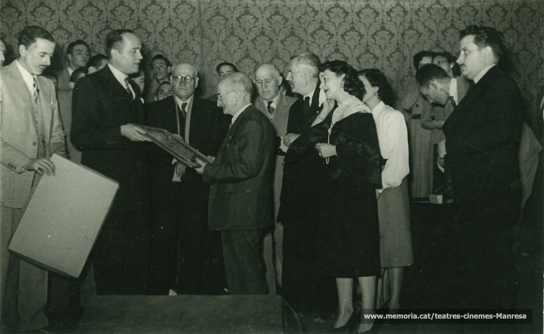 "El procés de Mari Dugan" amb Martí Camprubí lliurant una placa al Sr Angel mata (Apuntador), i la Rosa Vila i Xavier Francàs...(1958)