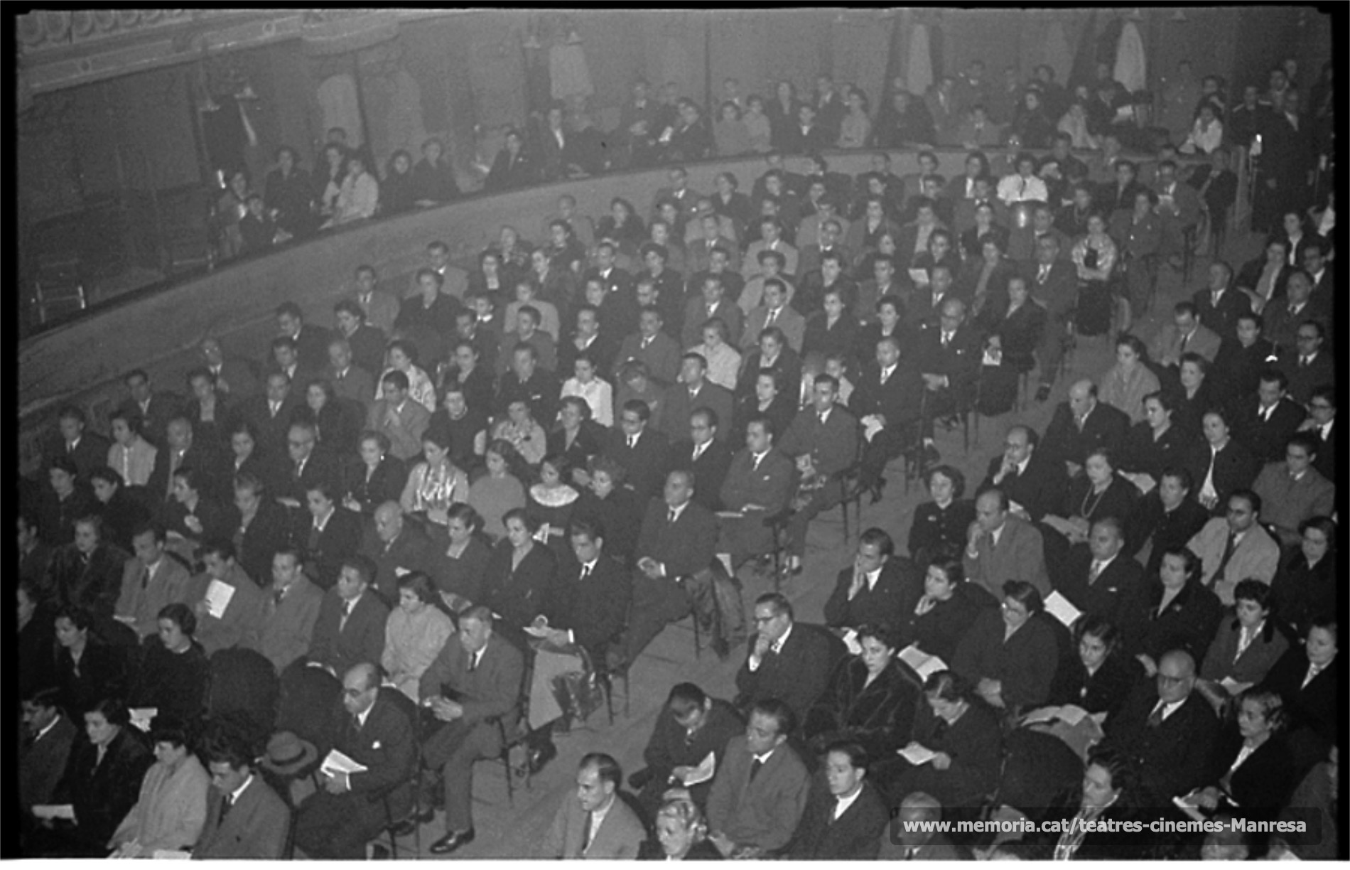 Vista de la platea en el concert de l’Orfeó Manresà i l’Orfeó Gracienc en motiu de les noces d'or de l’Orfeó. (1951)