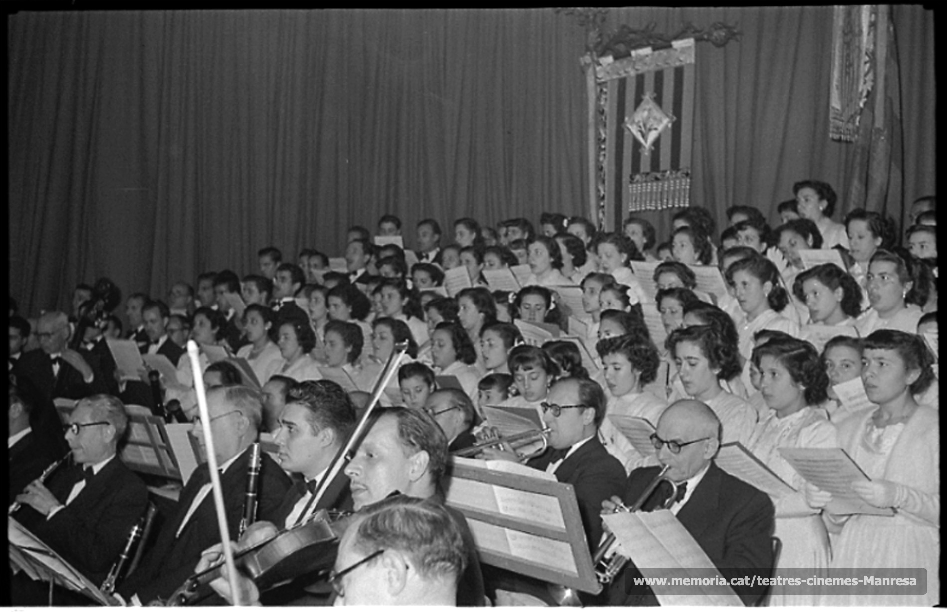 L'Orfeó Gracienc i l'Orfeó Manresà en el concert en motiu de les Noces d'Or. (1951)