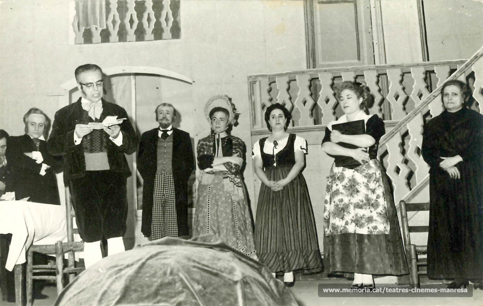 Homenatge a Mª Matilde Almendros, representant "L'hostal de la Glòria". (1967). Domènec Ferrer pronunciant unes paraules i al darrera: Joaquim Sanmartí, Maria i Montserrat Garriga i Crispina Gros.