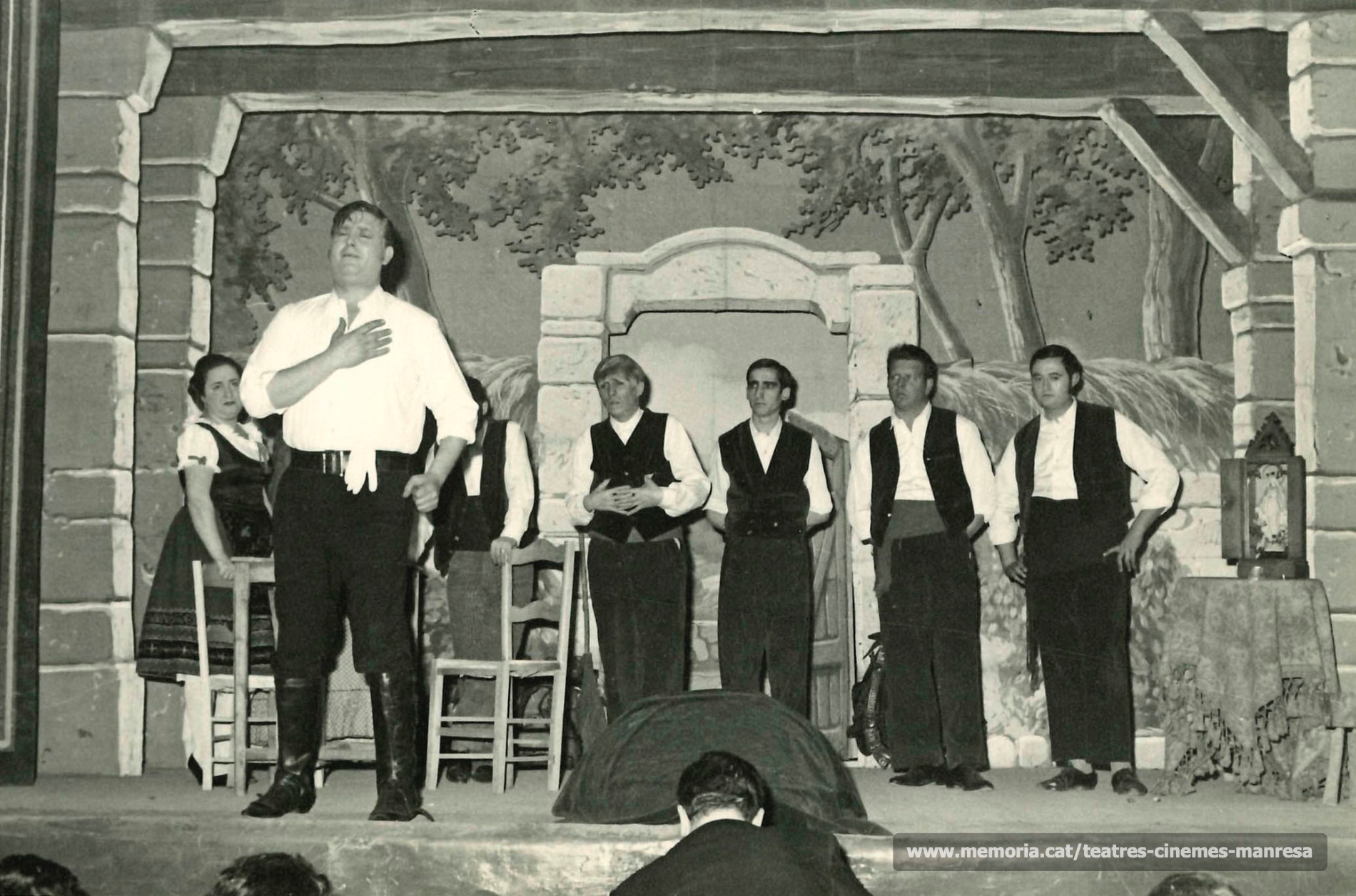 Un moment de la representació de la sarsuela "Luisa Fernanda" amb Andreu Viñas, cantant convidat; darrera la Montserrat Garriga, Octavi Canal, Miquel Ballester, Gamisans, i Jordi Ferrer. (1968)