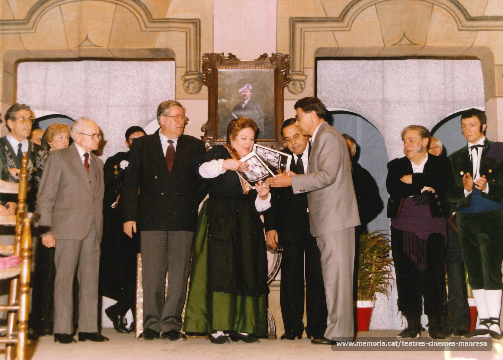 Homenatge a Mª Matilde Almendros. En Joan Anton Pusó fa entrega d'un llibre i un obsequi. (1990)