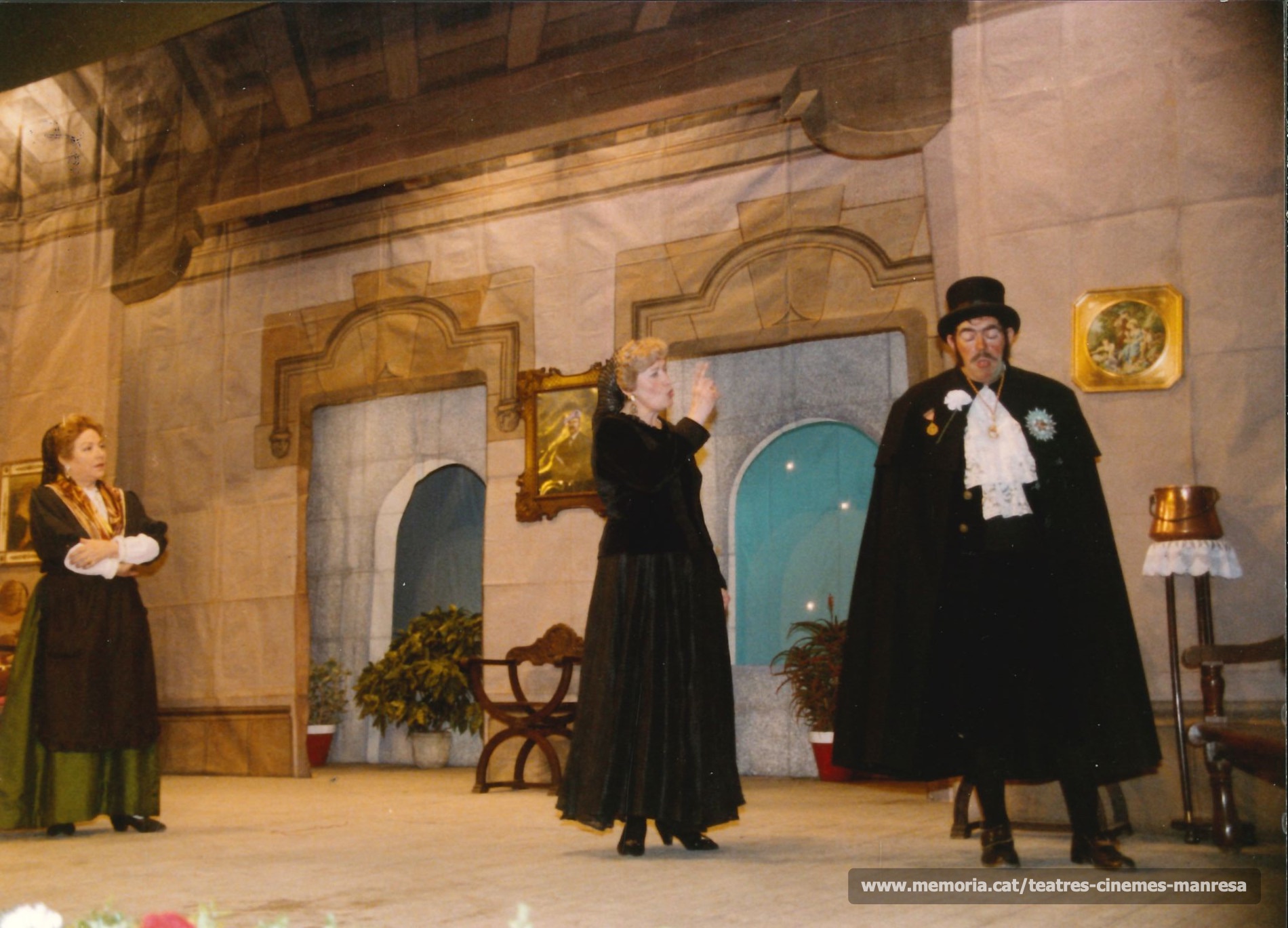 Homenatge a Mª Matilde Almendros amb l'obra "La dida". (1990). D'esquerra a dreta MªMatilde Almendros, Josefina Matiñó, i Joan Torrens Vila.