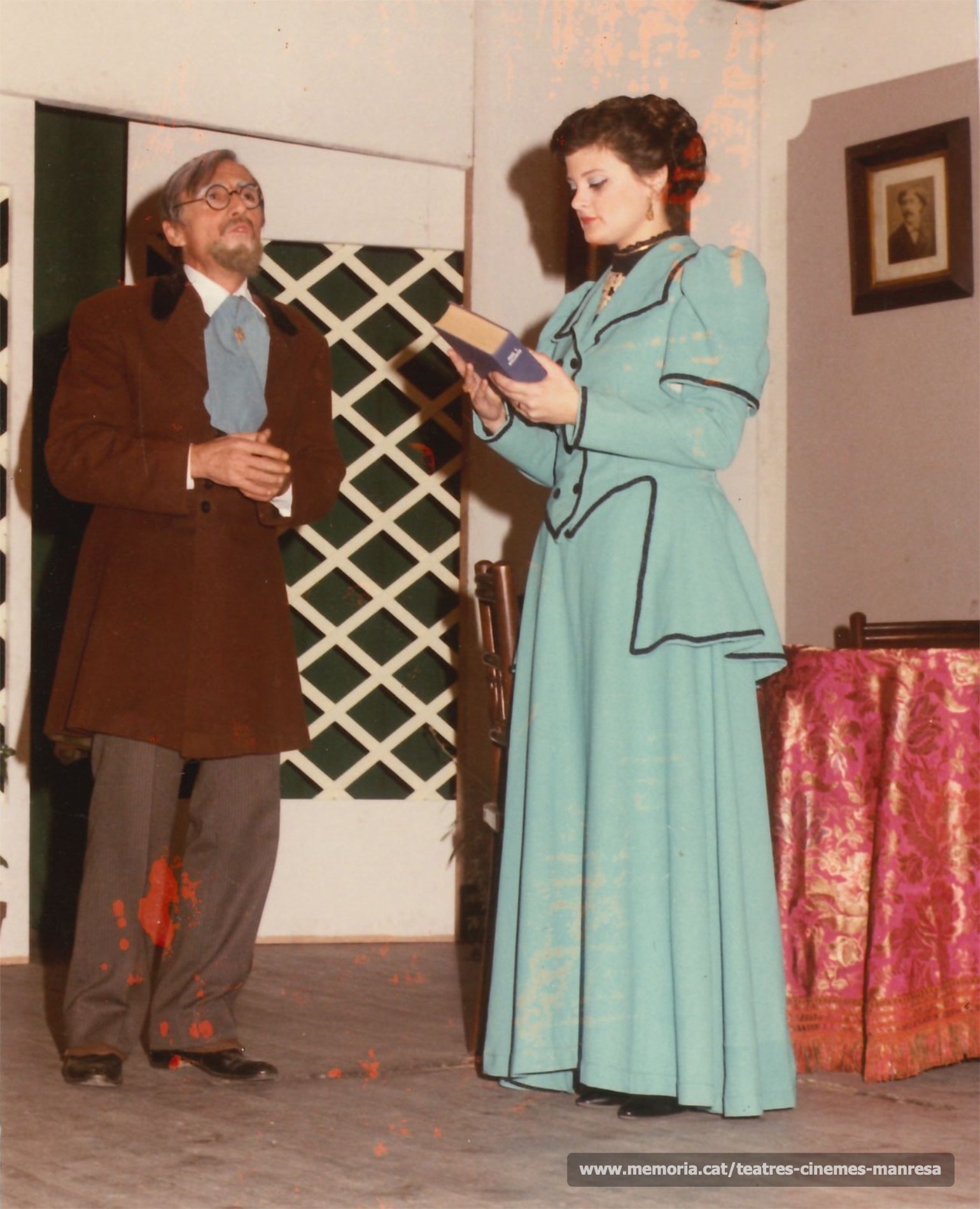 L'Octavi Canal i Mª Jesús Isart i interpretant "Els savis de Vilatrista" (1984)