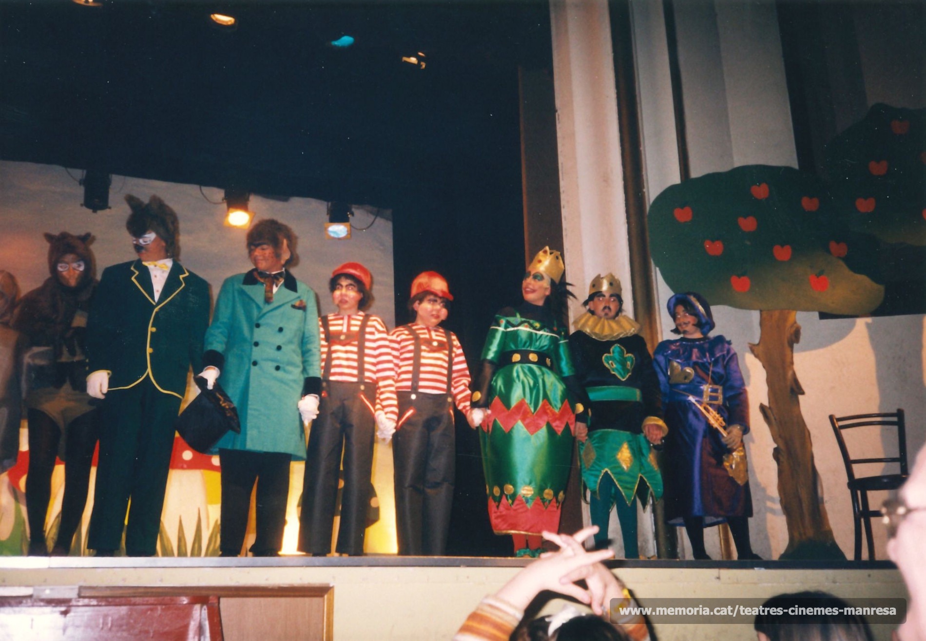 El grup del Petit Espantall al final de "Alicia en el país de les maravelles"(2000)