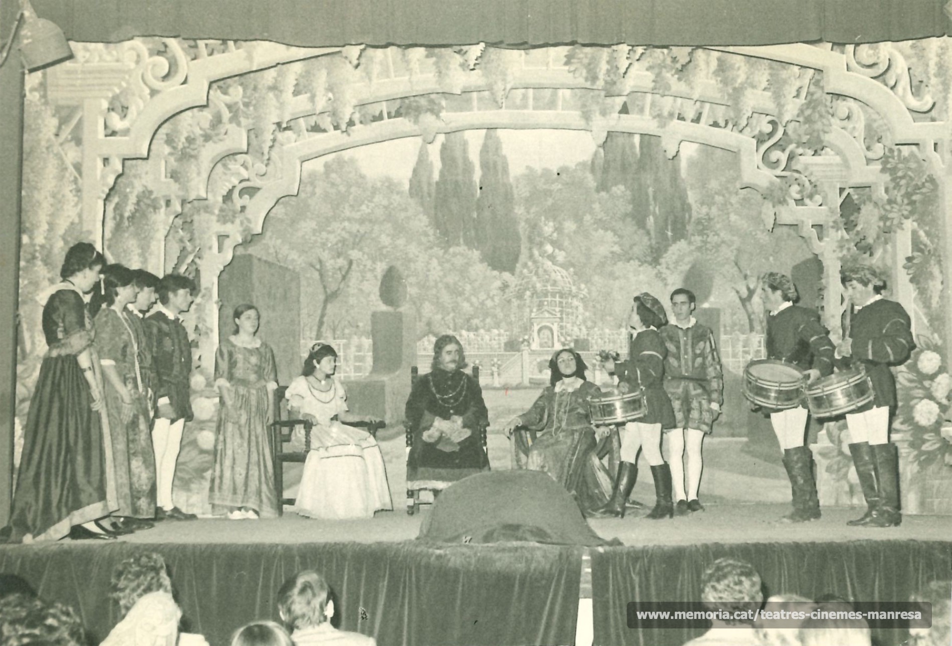 Asseguts (d'esquerra a dreta) Mª Jesus Isart, Joan Trench, Dolors Camprubí. Lola Monrós (al tambor) Miquel Ballester i en Giraldez, A escena de "Els tres tambors" (1968)