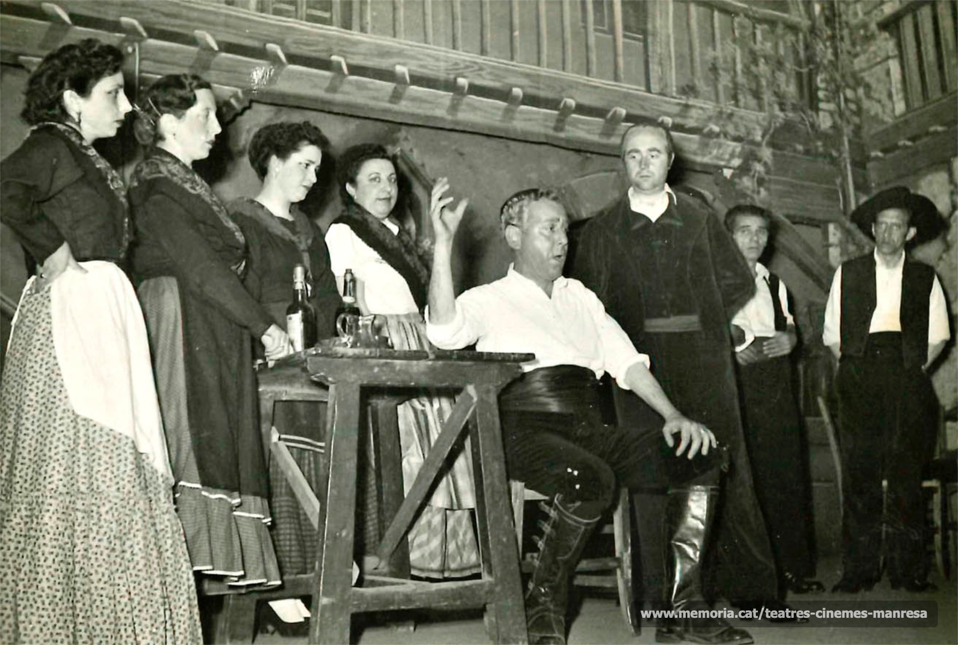 D'esquerra a dreta: Paquita Lladó, Lola Ciuró, Montserrat Garriga, Angelina Tomàs, Cantant convidat assegut. Martí Camprubí, ?, Prat. A "El cantar del arriero" (19...)