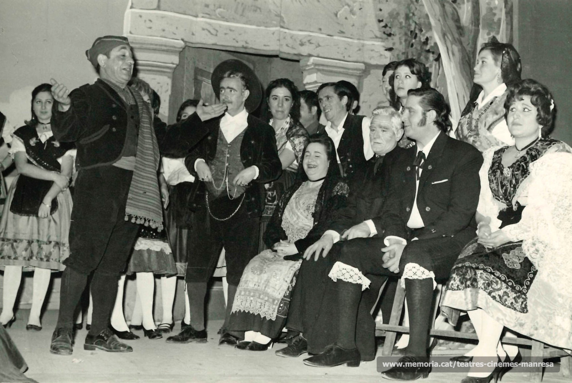La sarsuela "La Parranda" i d'esquerra a dreta: Núria Ferrer, Pedro Canovas, Joan Ferrer, Motserrat Oller. Asseguts la Motserrat Garriga, Josep Isart i Andreu Viñas (Cantant convidat). Drets al darrera Octavi Canal, Dolors Claret, Josefina Matiño,... (1969)