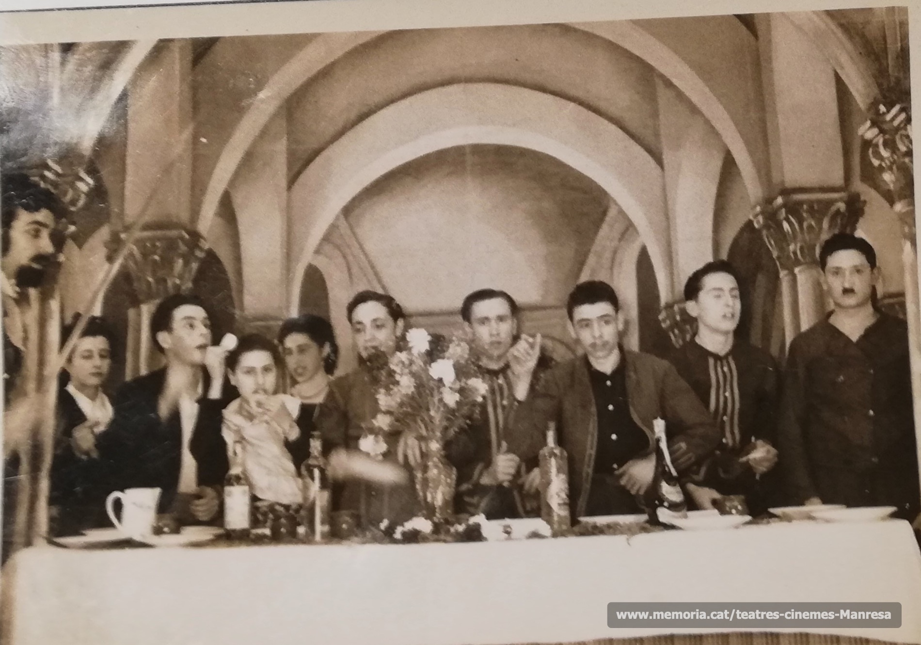 "L'anell meravellós" amb l'elenc jovenil. A l'esquerra, amb barba Joan Cot , també hi podem veure Lluís Muns i Josep Orive. (1952)