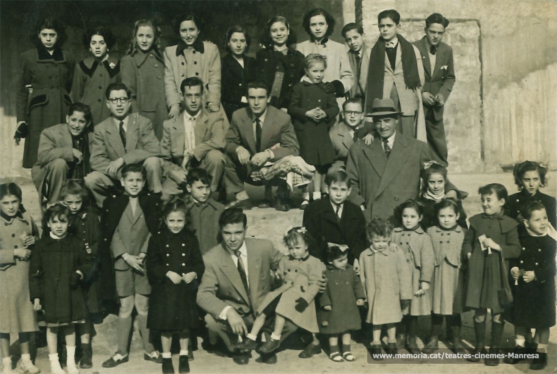 Grup de petits i joves. A davant en Joan Cot, i dret a la dreta amb barret el Sr Vilalta. (1951)