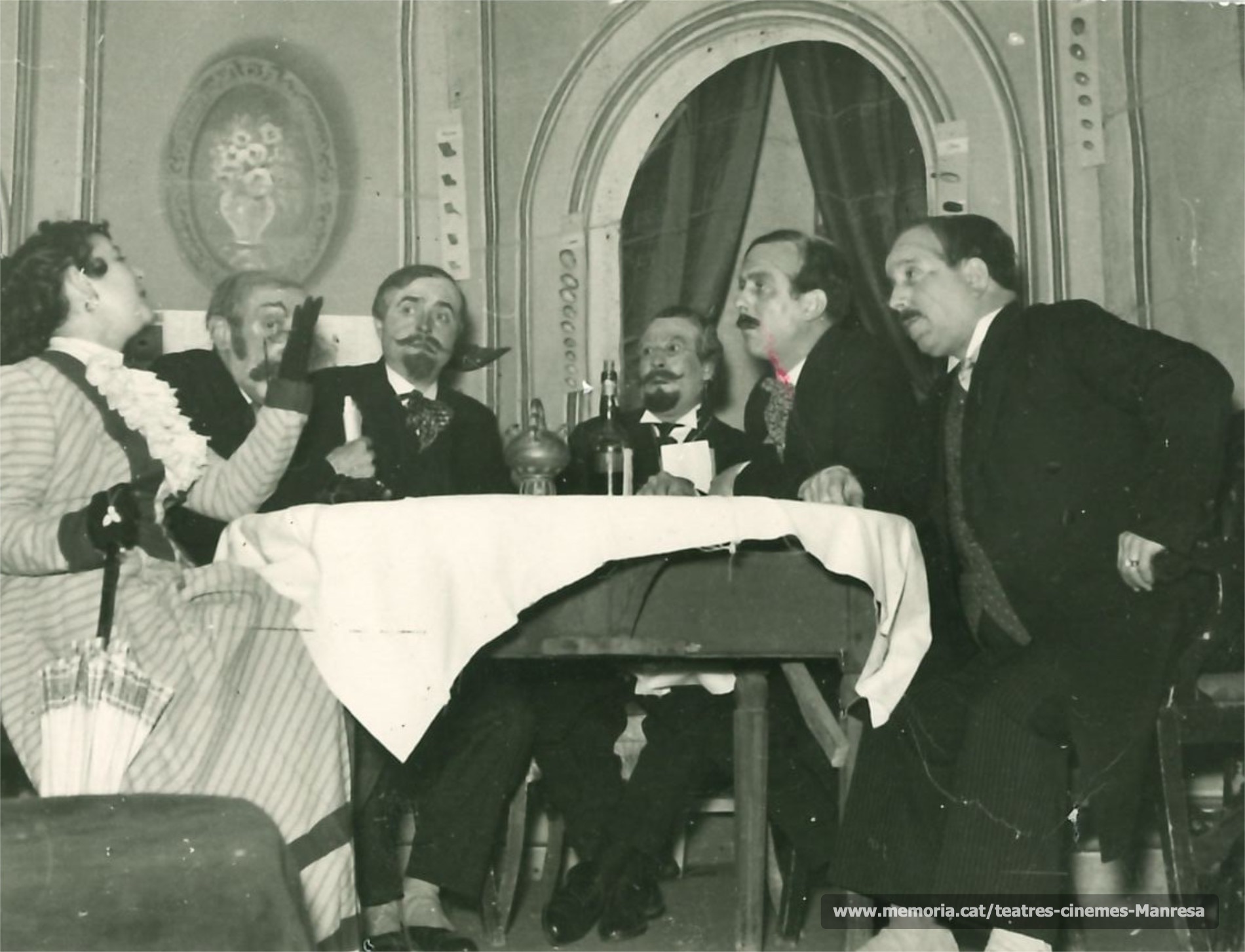 D'esquerra a dreta: Rosa Vila, Joan Masats, Martí Camprubí, ?,?, i Joan Torras, a "Els savis de Vilatrista" (1963)