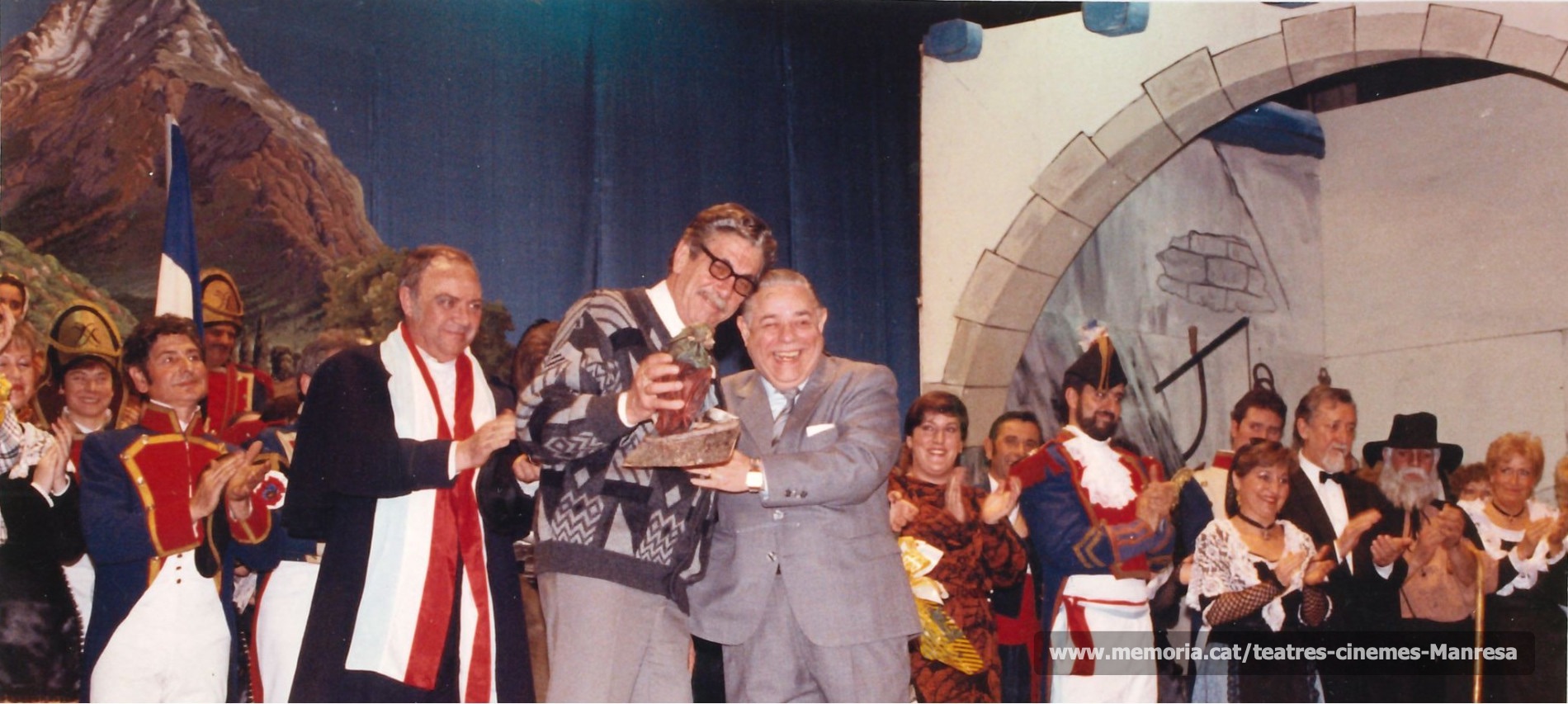 Homenatge a Àngel Tulleuda amb "Cançó d'amor i de guerra". Li fa lliurament de l'obsequi en Joan Torrens. (1991) Al Conservatori