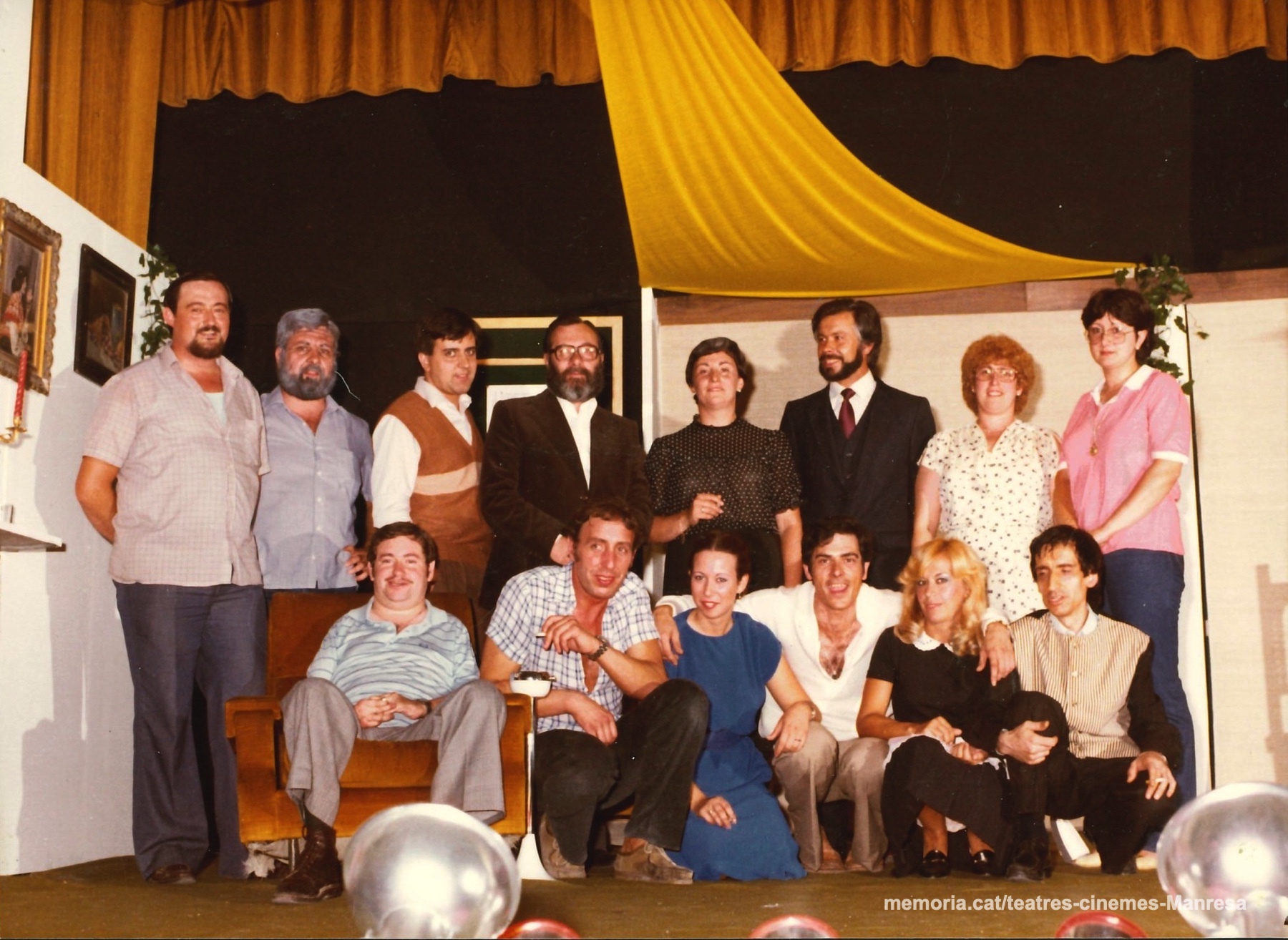 Drets: Jordi Ferrer, (?), Ramón Colomer, Josep Pellicer, Anna Requesens, Quim Manzano, Dolors Puertas (?). Asseguts: Pere Vicens, (?), Albert Serra, (?), (?)