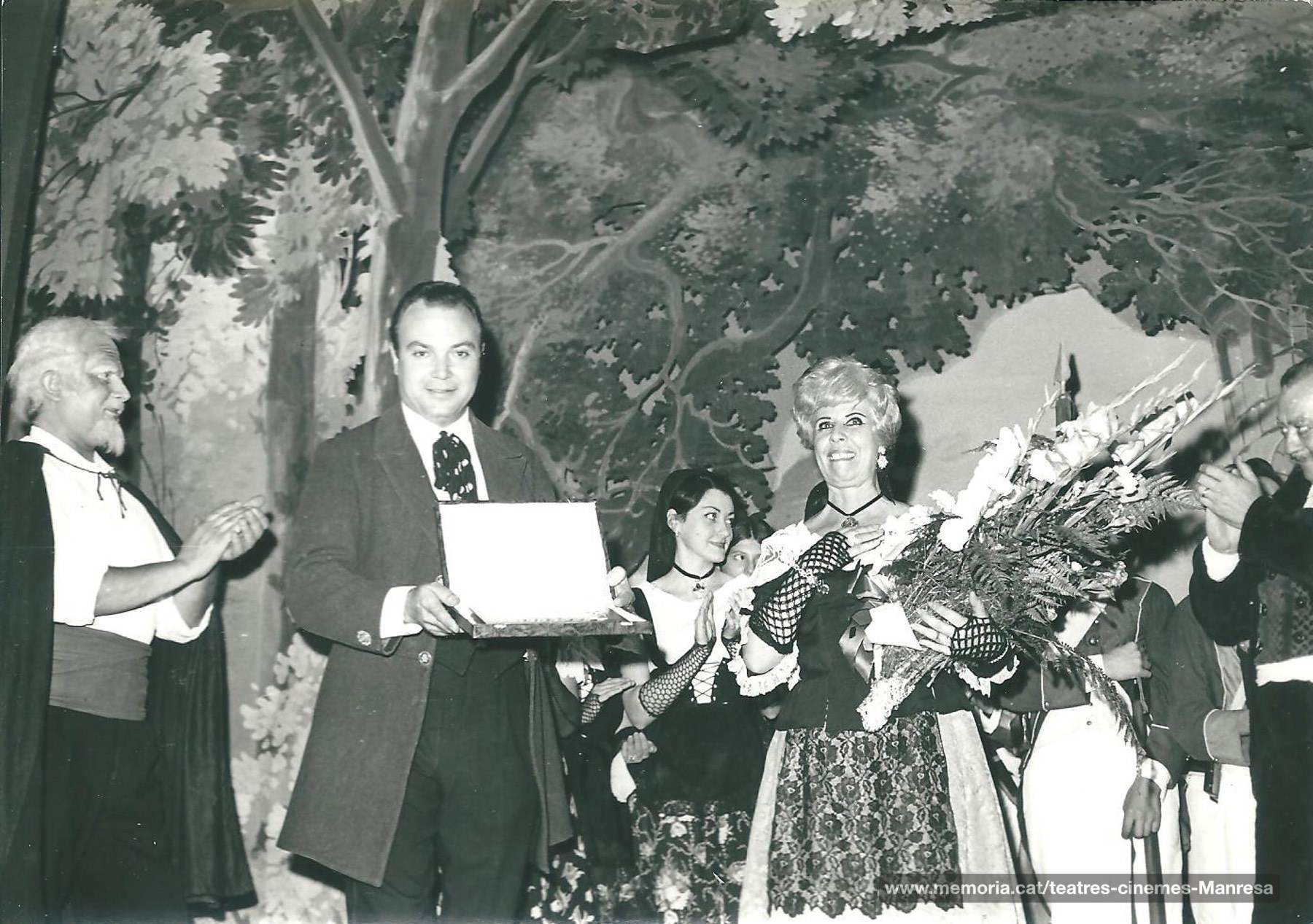"Cancó d'amor i de guerra", amb Andreu Viñas (bariton), i Joan Cot lliura un obsequi a la soprano Lina Richarte. (1969)