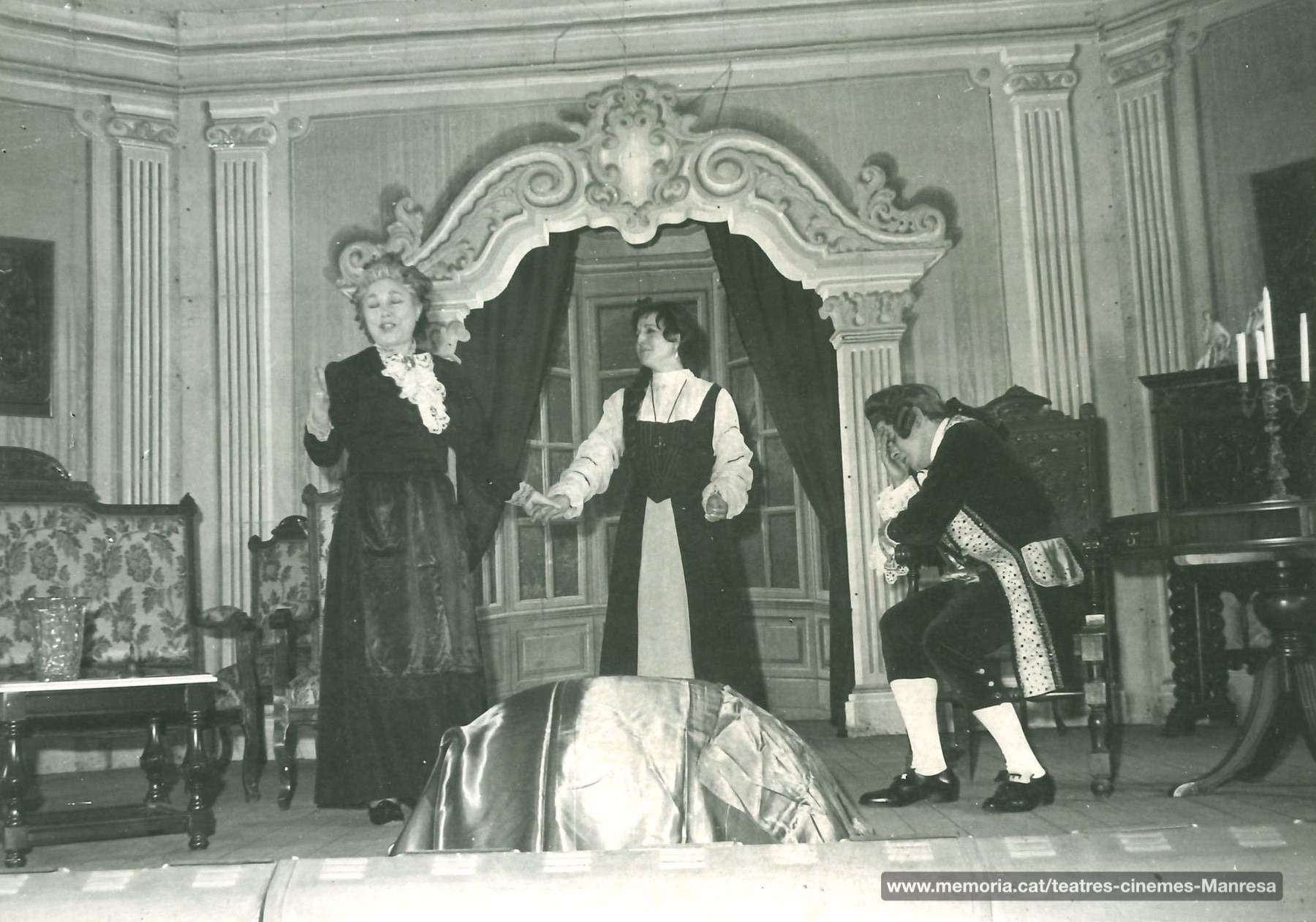 "La Corona d'Espines" amb Mª Matilde Almendros, Lola Monrós, (?). (1974).