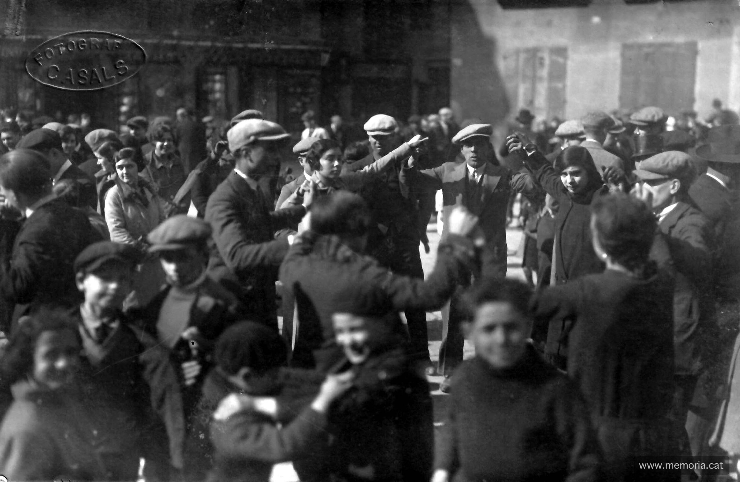 Francesc Vinyals i Enrica Llanas ballen sardanes a la Plana de l’Om. 1928. (Col·lecció familiar)