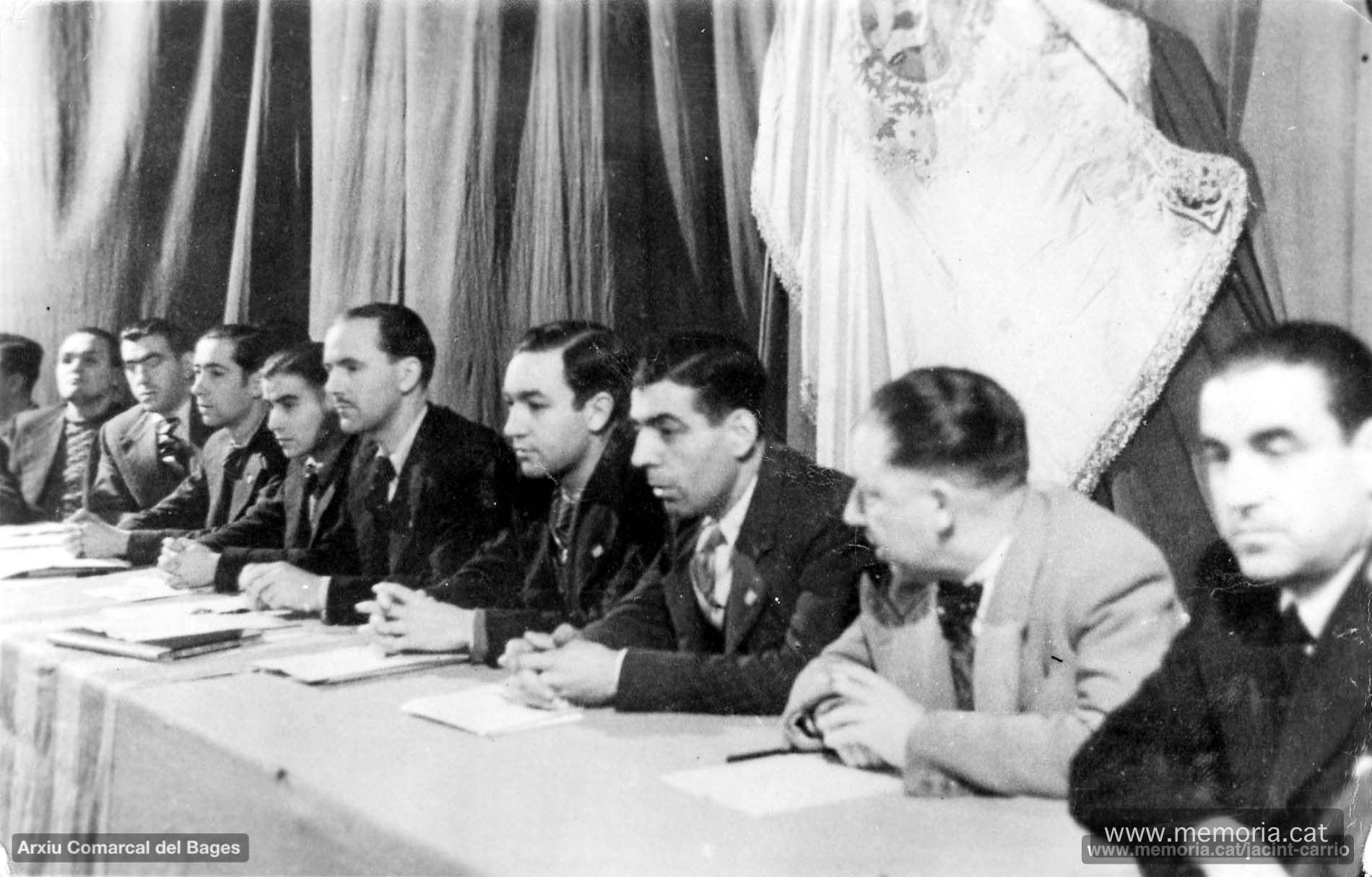 31/1/1937. Consell directiu de l’ADCI reunit en sessió ordinària al Teatre Conservatori. D’esquerra a dreta: Agustí Sallent, Josep Bordas, Josep Corominas, Jacint Carrió, Rafael Corvinos, Pere Forester, Francesc Viñals, Domènec Manubens i Josep Guals (ACBG. Fons Jacint Carrió Vilaseca)
