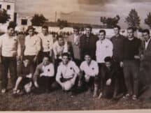 Gimcana al camp de futbol d'Agramunt. Anys 60. Drets, el sisè començant per l'esquerra és en "Planas de la Bultaco". Ajupits, quart començant per l'esquerra és José Antonio Cruz Sanchez. La resta són corredors, mecànics i organitzadors.