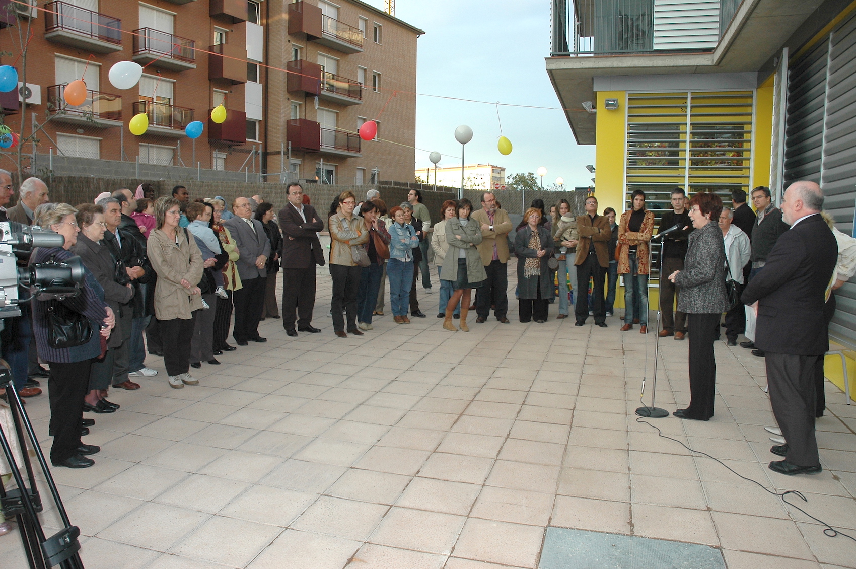 17/11/2002: inauguració de la Llar d’Infants municipal Petit Princep, al barri de La Parada. La regidora d’Educació Montserrat Mestres en l’ús de la paraula. A la seva dreta, l’alcalde Josep Camprubí. (Font: Arxiu Ajuntament de Manresa).